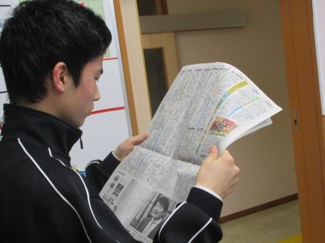新聞を読む聾生