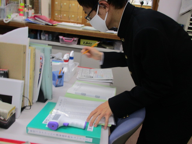 検温を記録する聾生