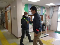 玄関先で不審者に対応する職員