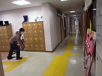 豆まきをする舎生の様子