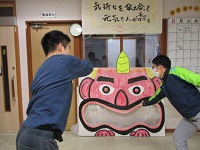 鬼パネルと豆まきをする舎生