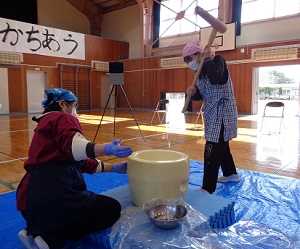 もちをつく様子①