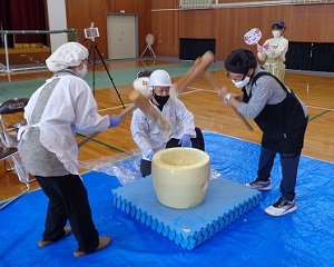 もちをつく様子②