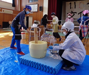 もちをつく様子③