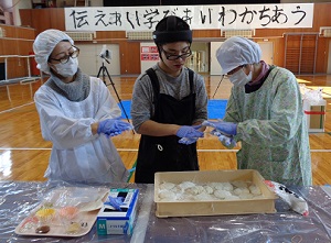 もちを丸める様子