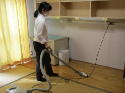 部屋を掃除している様子