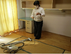 掃除機を片付けている様子