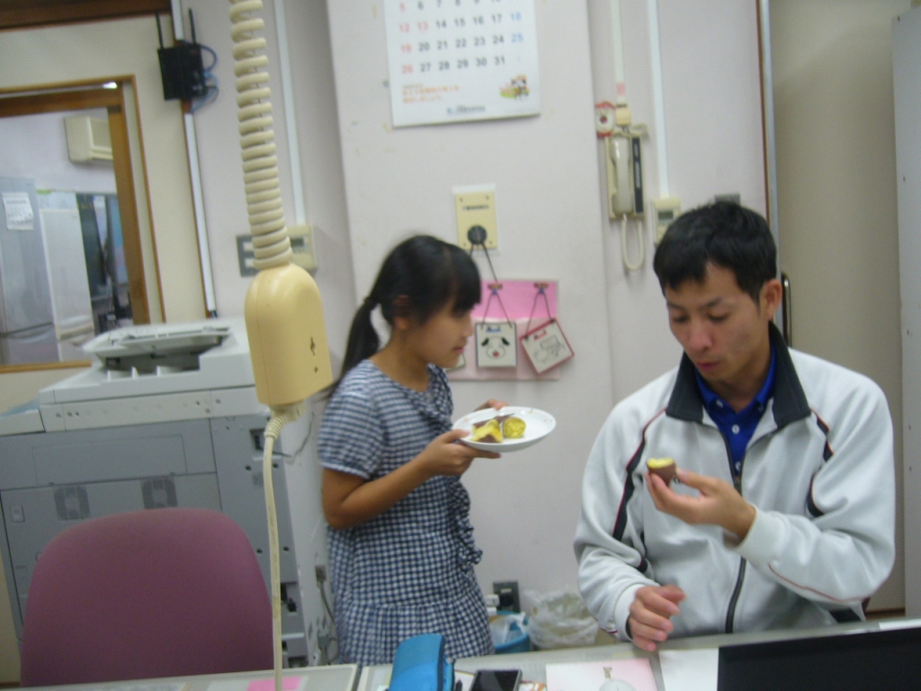 サツマイモを試食する様子