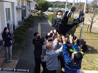 男子舎生胴上げの様子