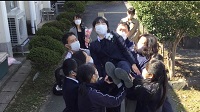 女子舎生胴上げの様子