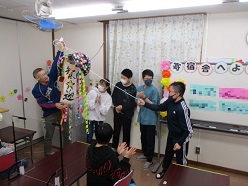 新入舎生歓迎会のくす玉割りの様子