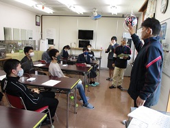 舎生心得を聞いている様子