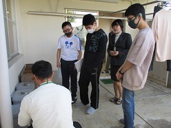 ごみの捨て方などの説明を聞く様子