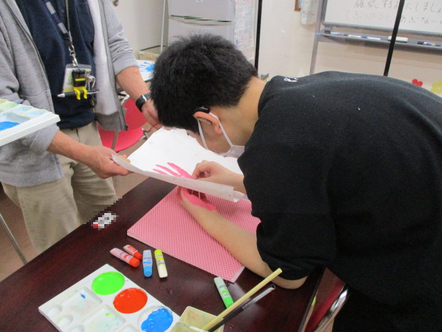 舎生の手形作りの様子