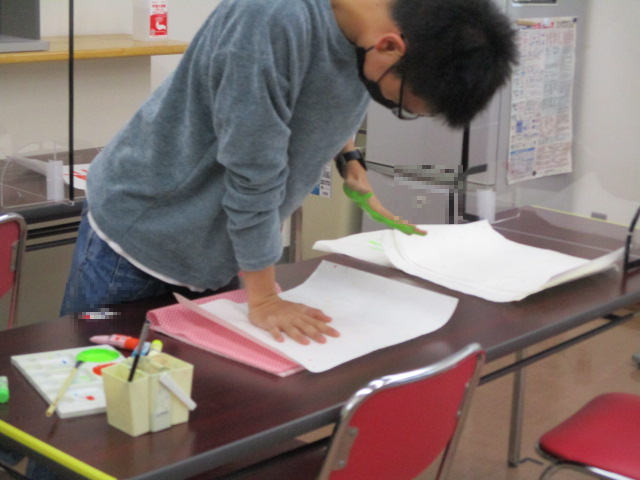 舎生の手形押しの様子