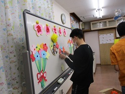 会場の飾りつけをしている様子