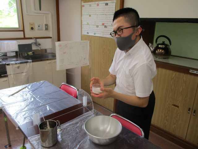 舎生がちまき粉を入れる様子