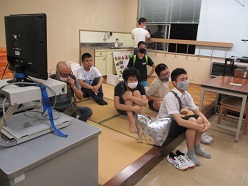 講評を聞く様子