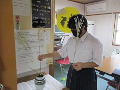 ススキを活ける舎生（１）