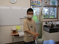ススキを活ける舎生（２）