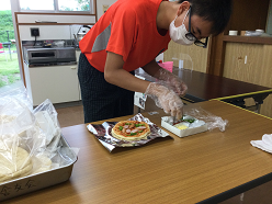 ピザ作りをする舎生