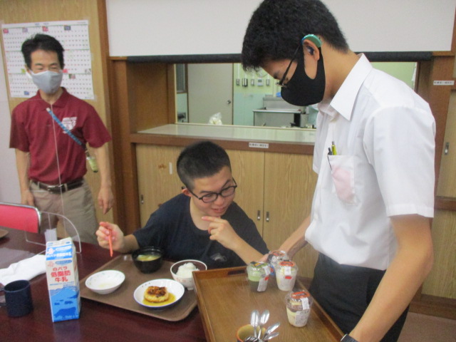 舎生がケーキを選んでいる写真