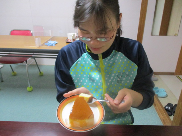 舎生がケーキを食べている写真