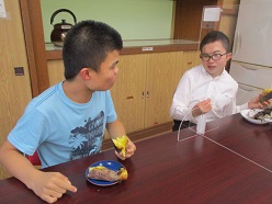 二人で仲良く芋を食べる舎生