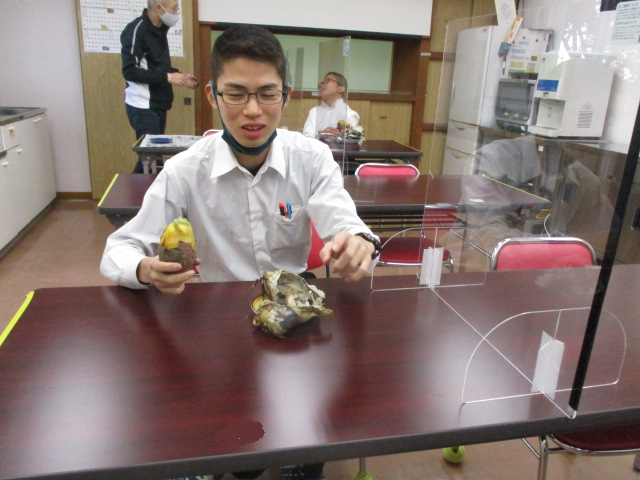 芋を食べている男子舎生