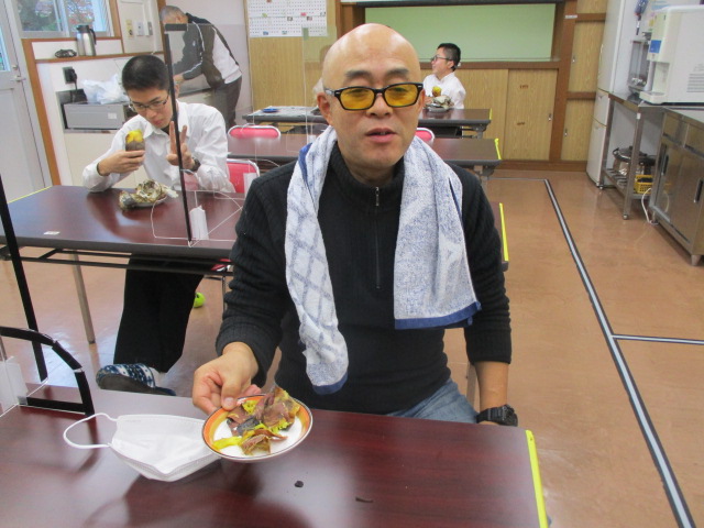 芋を完食した舎生