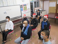 オンライン交流で画面に向かう舎生たち②