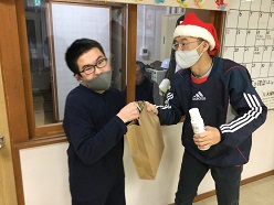 プレゼントを受け取る舎生