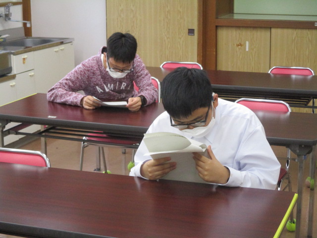 盲生男子が説明を聞いている様子
