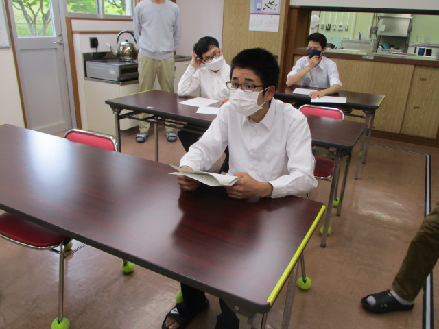 聾生男子が説明を聞いている様子