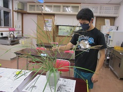 舎生がススキを活けている様子4