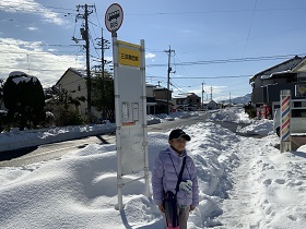 行きのバス停