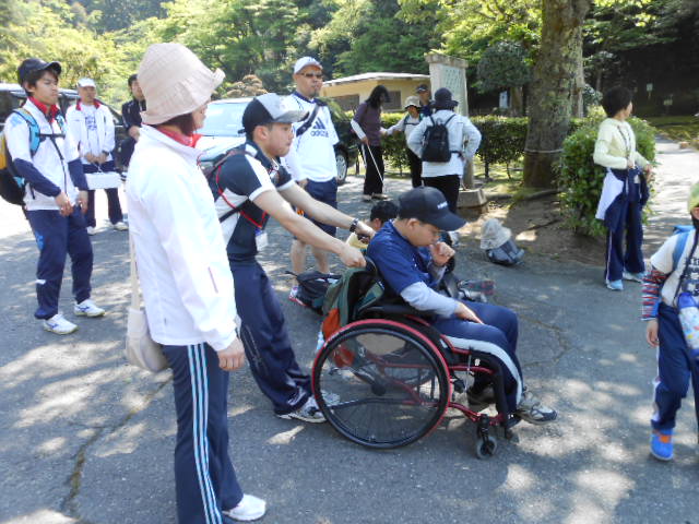 休憩所から出発する様子