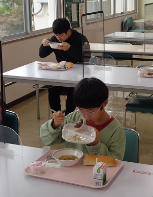 食事をする児童生徒