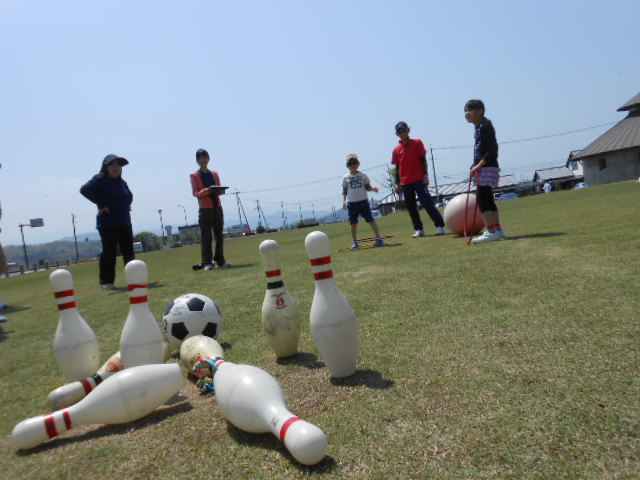 公園でボーリングをする様子