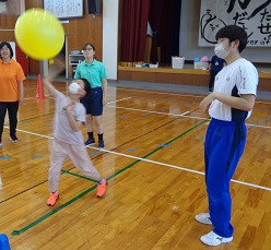 風船を打とうとする児童