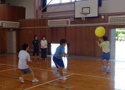 風船を追いかける生徒たち