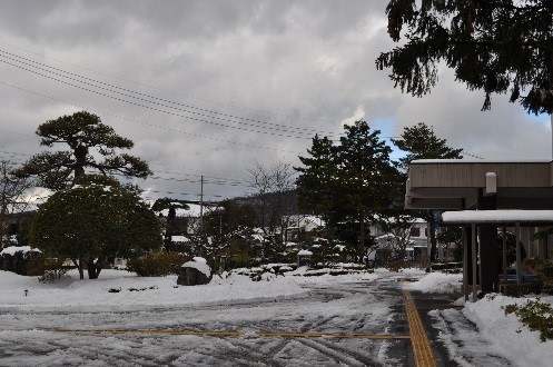 玄関前雪の積もっている様子