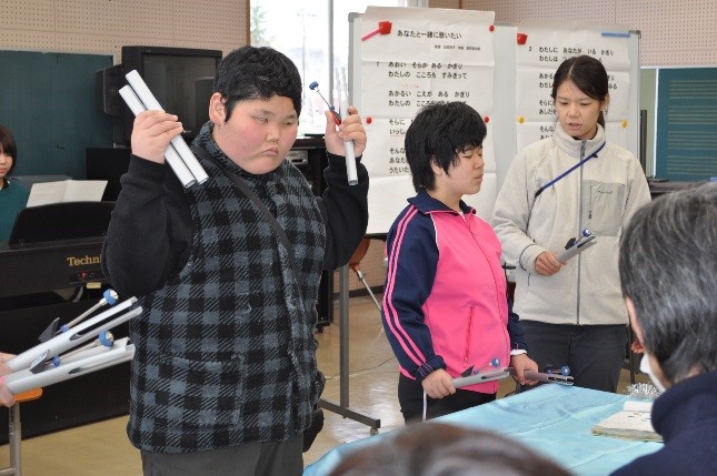 トーンチャイムを演奏する生徒