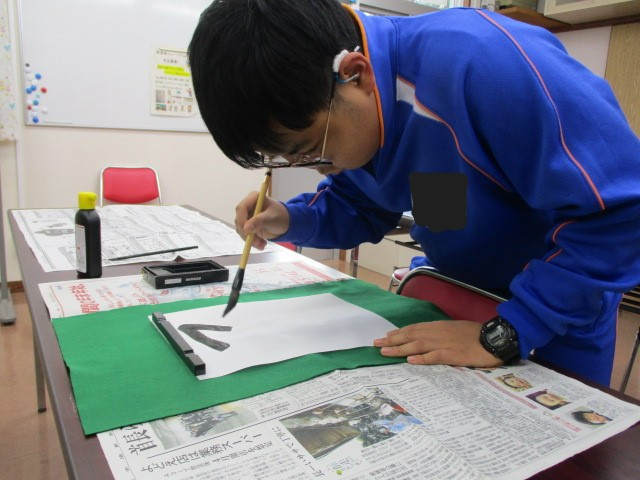 食堂で書初めをする男子舎生②