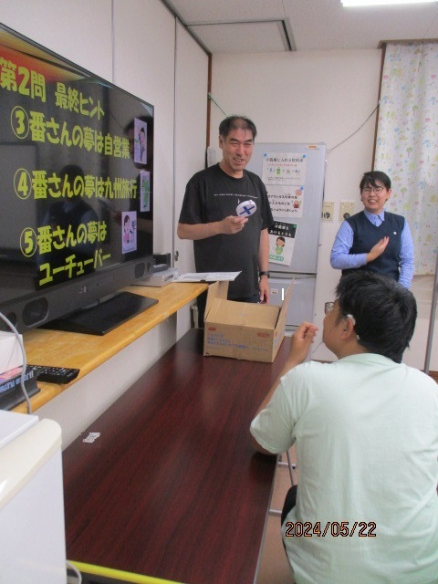 舎生がテレビ画面に映るクイズを見ているところ