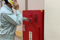 モジュラー付電話で状況報告をする様子