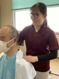 肩へのあん摩練習の様子