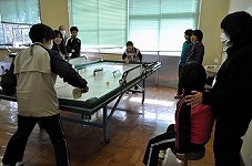 カンカン卓球で盛り上がっている様子