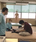 自分の足に鍼を刺す練習の様子