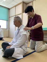 肩への施術練習の様子